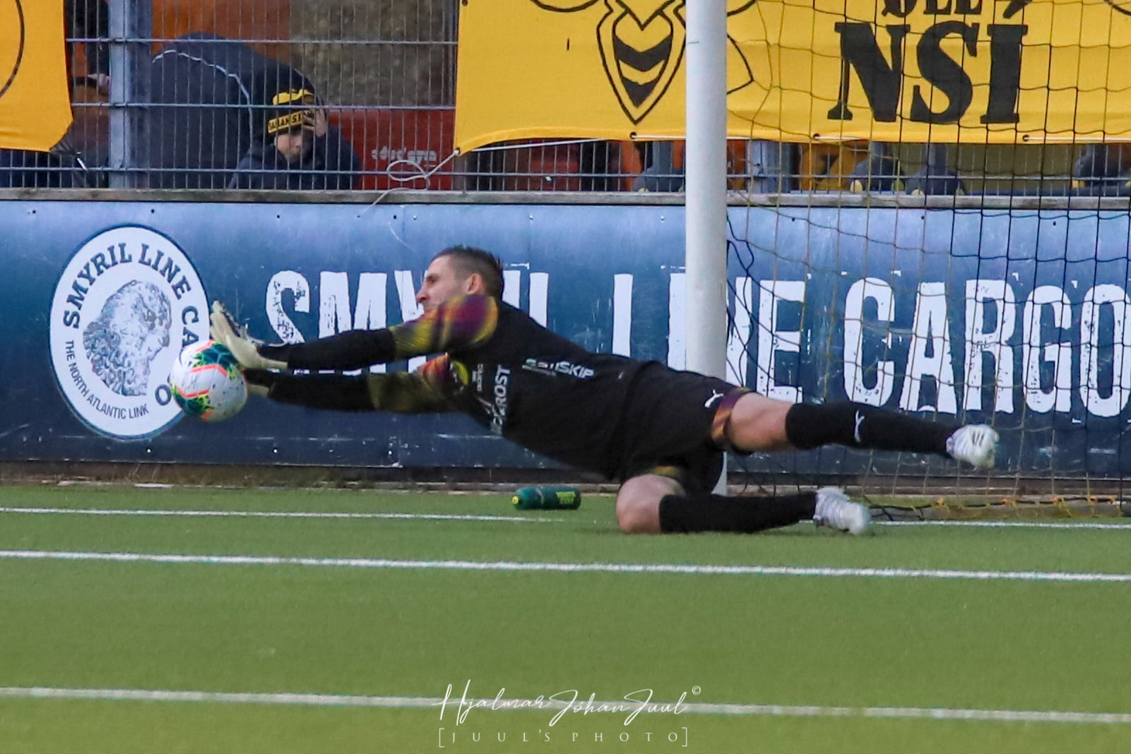 Goalkeeper training alone